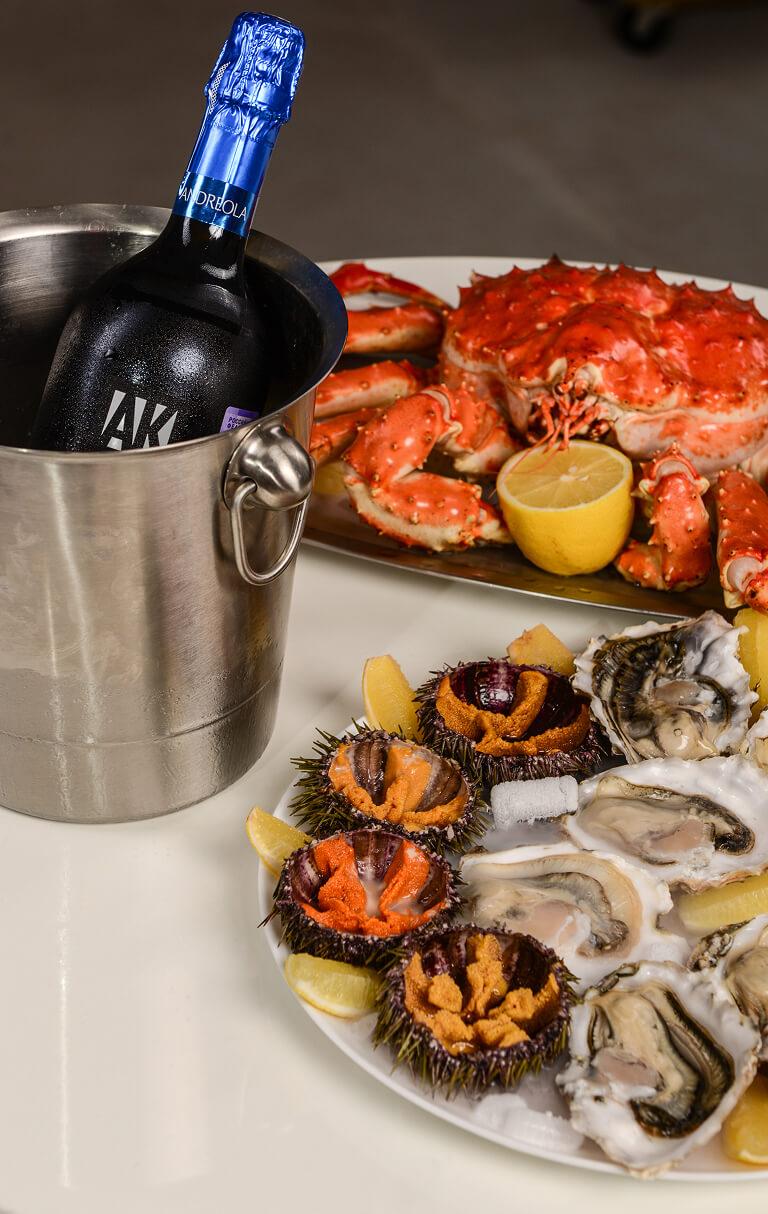 Акция ресторана - дарим дюжину устриц при покупке краба.