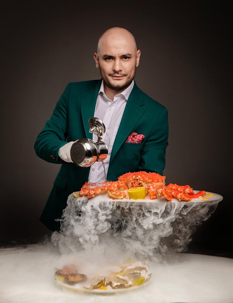 Акция ресторана - дарим дюжину устриц при покупке краба.